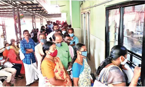 ഈ ദുരിതത്തിന് പരിഹാരം കാണണം...; ജില്ല ആശുപത്രി ലാബിനുമുന്നിൽ മണിക്കൂറുകൾ നീളുന്ന വരി