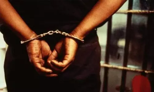 യുവാവിനെയും പെൺസുഹൃത്തിനെയും ഭീഷണിപ്പെടുത്തി പണം തട്ടിയ പൊലീസുകാരനെ സർവീസിൽ നിന്ന് പിരിച്ചുവിട്ടു