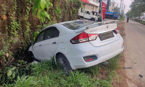 നിയന്ത്രണംവിട്ട കാർ ദേശീയപാതയോരത്തെ ഓവുചാലിൽ വീണു
