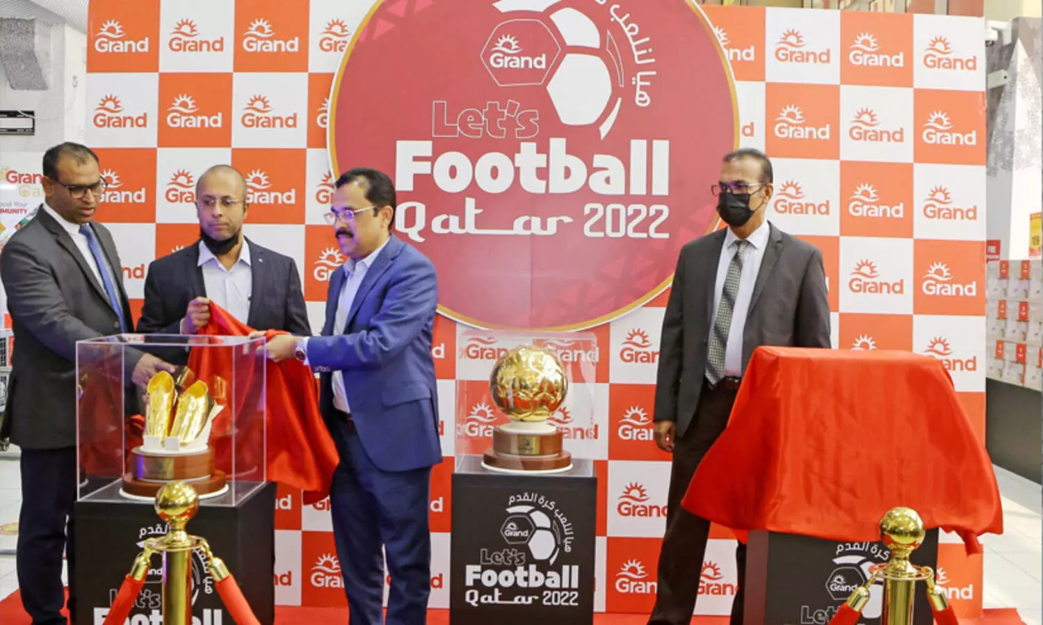 സ്വർണ പന്തും ബൂട്ടും ഗ്ലൗസുമായി ഗ്രാൻഡ് ഹൈപ്പർമാർക്കറ്റിന്‍റെ ലോകകപ്പ് ആഘോഷം