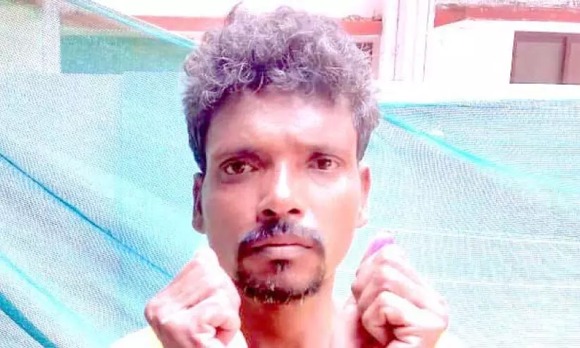 കുടിവെള്ളം ചോദിച്ചെത്തി വീട്ടമ്മയെയും മകനെയും കുത്തി; പ്രതി റിമാൻഡിൽ കുടിവെള്ളം ചോദിച്ചെത്തി വീട്ടമ്മയെയും മകനെയും കുത്തി; പ്രതി റിമാൻഡിൽ