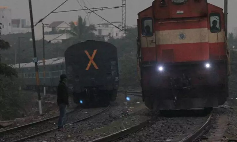 റെയിൽ പാളത്തിന് സമീപം സെൽഫിയെടുത്താൽ 2000 രൂപ പിഴ