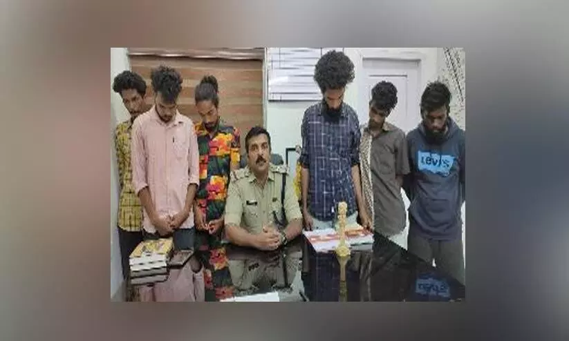 കടല്തീരത്ത് ലഹരി ഉപയോഗം; ആറ് യുവാക്കൾ അറസ്റ്റിൽ കടല്തീരത്ത് ലഹരി ഉപയോഗം; ആറ് യുവാക്കൾ അറസ്റ്റിൽ