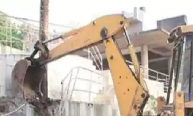 ഗുജറാത്തിൽ അനധികൃത കെട്ടിടം ഇടിച്ചുനിരത്തി പൊലീസ് ഗുജറാത്തിൽ അനധികൃത കെട്ടിടം ഇടിച്ചുനിരത്തി പൊലീസ്