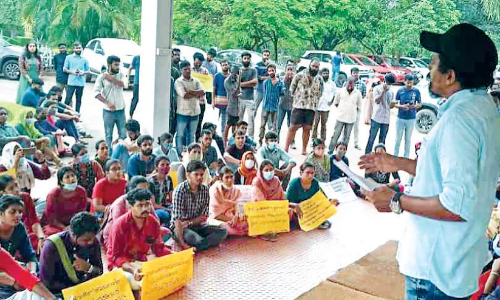 കാലിക്കറ്റ് സർവകലാശാലയിലേക്ക് ഗവേഷക വിദ്യാർഥികളുടെ മാർച്ച്