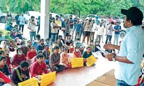 കാലിക്കറ്റ് സർവകലാശാലയിലേക്ക് ഗവേഷക വിദ്യാർഥികളുടെ മാർച്ച്