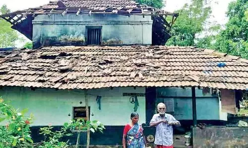 രണ്ടാഴ്ച മുമ്പ് മഴയിൽ വീട് തകർന്നു; വയോദമ്പതികളുടെ ജീവിതം ദുരിതം