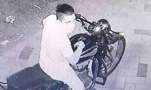 നീലീശ്വരത്ത് മൊബൈൽ ഷോപ് കുത്തിത്തുറന്ന് മോഷണം