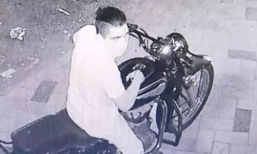 നീലീശ്വരത്ത് മൊബൈൽ ഷോപ് കുത്തിത്തുറന്ന് മോഷണം