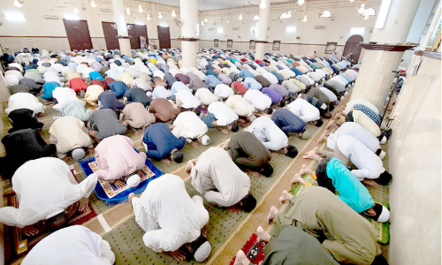 റ​മ​ദാ​ൻ അ​വ​സാ​ന പ​ത്തി​ലേ​ക്ക്; ഉം​റ യാ​ത്ര​ക്കാ​ർ വ​ർ​ധി​ക്കു​ന്നു