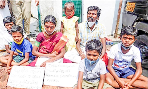 അംഗൻവാടിയിലെ ജോലി നിഷേധിച്ചു; മക്കളുമായി വീട്ടമ്മയുടെ സമരം