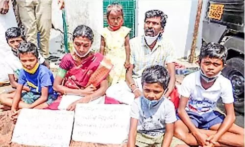 അംഗൻവാടിയിലെ ജോലി നിഷേധിച്ചു; മക്കളുമായി വീട്ടമ്മയുടെ സമരം