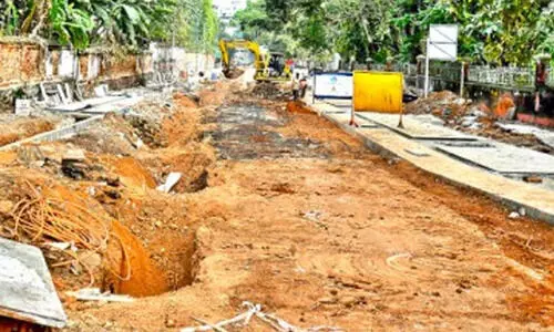 തലസ്ഥാന നഗരത്തിലെ സ്മാര്‍ട്ട് റോഡ് നിർമാണം; ഉദ്യോഗസ്ഥർക്ക് മന്ത്രിമാരുടെ ശകാരം, കരാറുകാരന് നോട്ടീസ് നൽകും