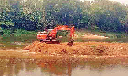 ചാലക്കുടിപ്പുഴയിലെ മണ്ണ് നീക്കലിനെതിരെ പ്രതിഷേധം; മേലൂരിൽ തടഞ്ഞു
