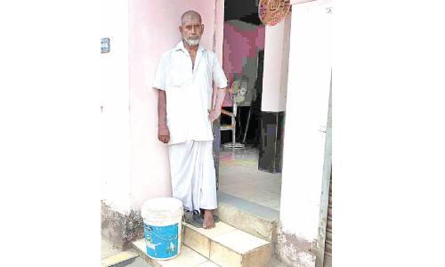 കുടിവെള്ളത്തിൽ കക്കൂസ് മാലിന്യം; മലിനജലവുമായി വീടിന് മുന്നിൽ വയോധികന്റെ നിൽപ് സമരം