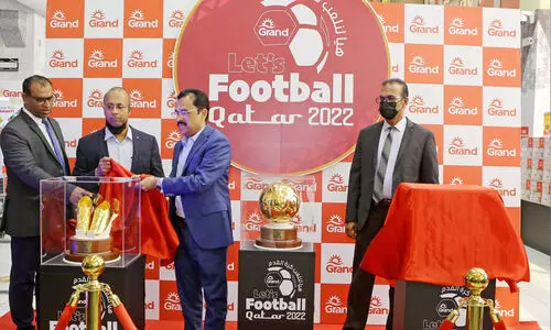 സ്വർണ പന്തും ബൂട്ടും ഗ്ലൗസുമായി ഗ്രാൻഡ് ഹൈപ്പർമാർക്കറ്റിന്‍റെ ലോകകപ്പ് ആഘോഷം