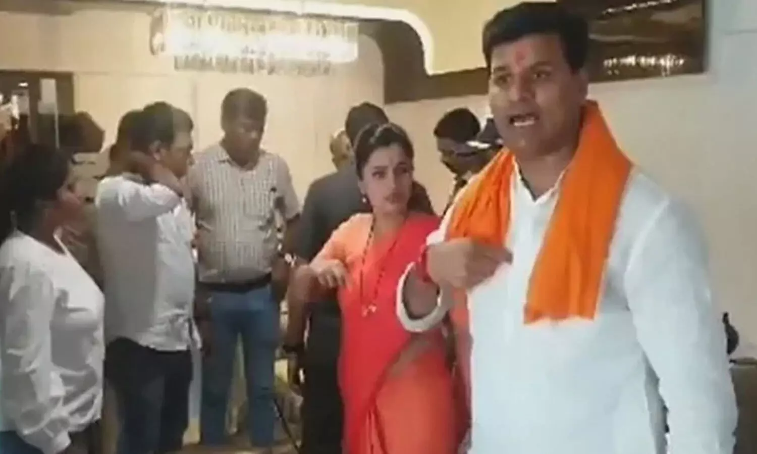 ഹനുമാൻ ചാലിസ ചൊല്ലുമെന്ന് വെല്ലുവിളിച്ച മഹാരാഷ്ട്ര എം.പിയും എം.എൽ.എയും അറസ്റ്റിൽ