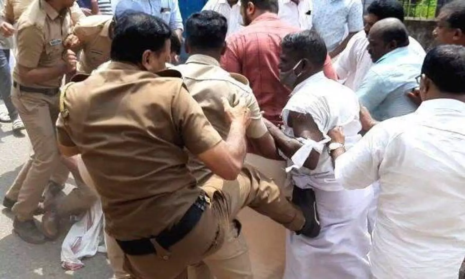 കെ-റെയിൽ: ബൂട്ടിട്ട്​ ചവിട്ടിയ പൊലീസുകാരന് സ്ഥലംമാറ്റം