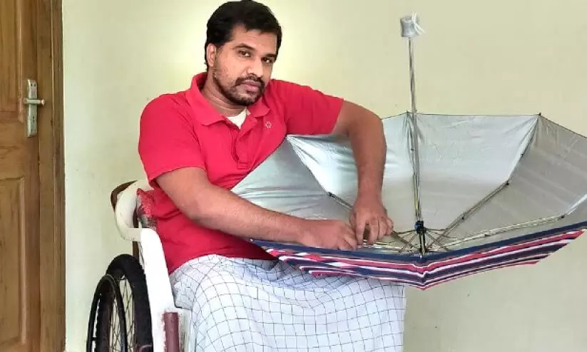 ജീവിതത്തിന് തണലേകാൻ കുട നിർമിച്ച് മാലിക്