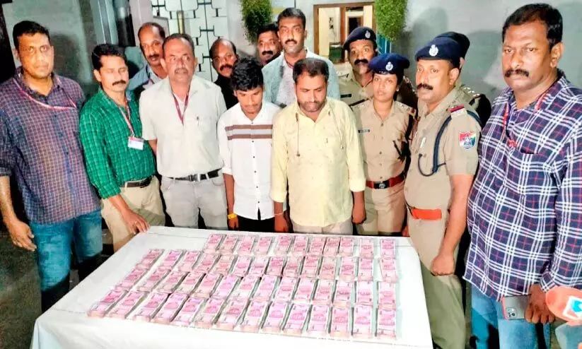 ട്രെയിൻ യാത്രക്കിടെ രേഖകളില്ലാത്ത 1.6 കോടിയുമായി രണ്ടുപേർ പിടിയിൽ ട്രെയിൻ യാത്രക്കിടെ രേഖകളില്ലാത്ത 1.6 കോടിയുമായി രണ്ടുപേർ പിടിയിൽ