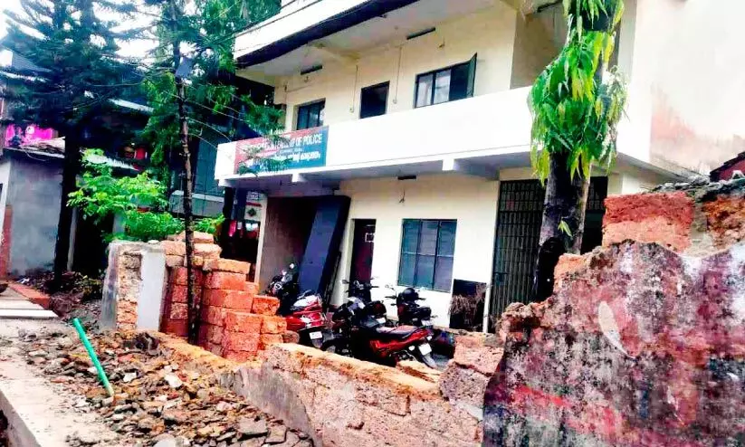ആഴ്ചകൾക്കു മുമ്പ് പുനരുദ്ധരിച്ച താമരശ്ശേരി പൊലീസ് സ്റ്റേഷൻ സുരക്ഷാഭിത്തി പൊളിച്ചുമാറ്റി