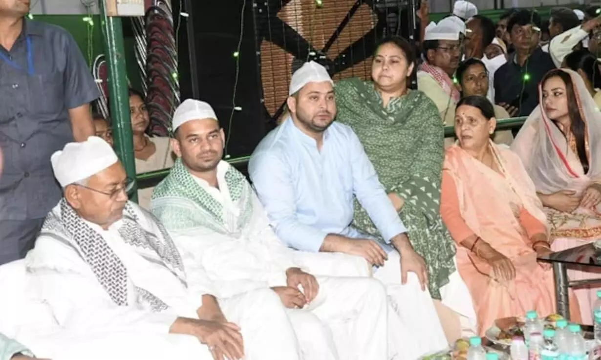 തേജസ്വി യാദവിന്റെ ഇഫ്താറിൽ പങ്കെടുത്ത് നിതീഷ് കുമാർ; ബി.ജെ.പിക്ക് മുന്നറിയിപ്പെന്ന് തേജസ്വി യാദവിന്റെ ഇഫ്താറിൽ പങ്കെടുത്ത് നിതീഷ് കുമാർ; ബി.ജെ.പിക്ക് മുന്നറിയിപ്പെന്ന്