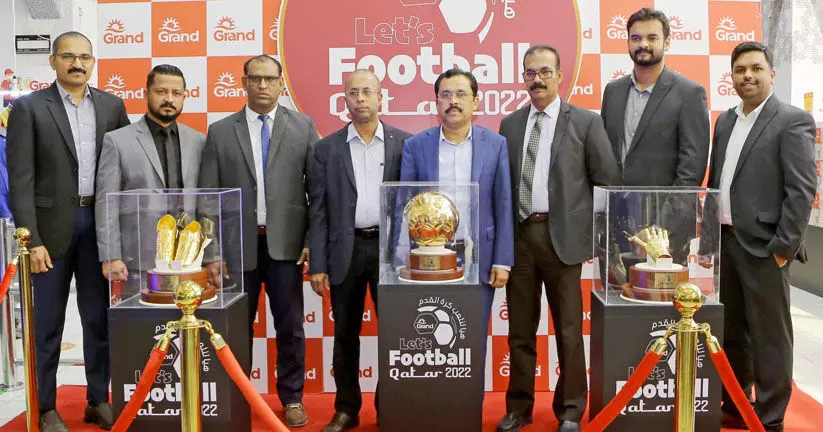 സ്വർണ പന്തും ബൂട്ടും ഗ്ലൗസുമായി ഗ്രാൻഡ് ഹൈപ്പർ മാർക്കറ്റിന്റെ ലോകകപ്പ് ആഘോഷം സ്വർണ പന്തും ബൂട്ടും ഗ്ലൗസുമായി ഗ്രാൻഡ് ഹൈപ്പർ മാർക്കറ്റിന്റെ ലോകകപ്പ് ആഘോഷം