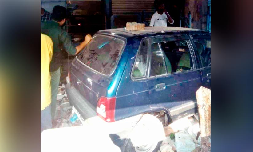 കാർ ഹോട്ടലിലേക്ക് പാഞ്ഞുകയറി; രണ്ടുപേർക്ക് പരിക്ക് കാർ ഹോട്ടലിലേക്ക് പാഞ്ഞുകയറി; രണ്ടുപേർക്ക് പരിക്ക്