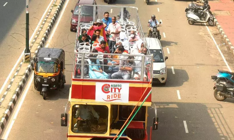 നഗരയാത്ര ആഘോഷമാക്കി വയോധികർ