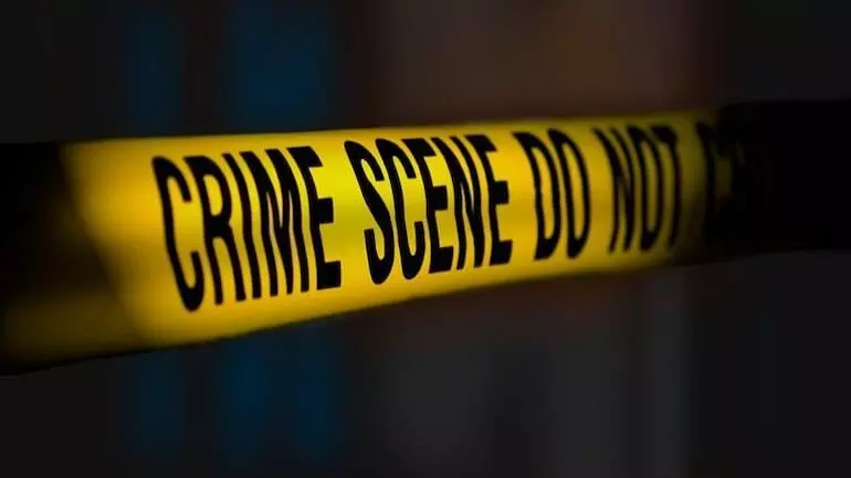 ബോർഡിൽ ഫോട്ടോ പതിച്ചില്ല; ഇരുമ്പ് ചുറ്റിക കൊണ്ട് തലക്കടിച്ച് യുവാവിനെ കൊലപ്പെടുത്തി ബോർഡിൽ ഫോട്ടോ പതിച്ചില്ല; ഇരുമ്പ് ചുറ്റിക കൊണ്ട് തലക്കടിച്ച് യുവാവിനെ കൊലപ്പെടുത്തി