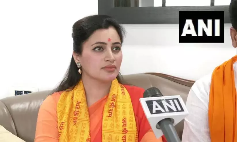 ഉദ്ധവ് താക്കറെ സംസ്ഥാനത്ത് ബംഗാളിന് സമാനമായ സാഹചര്യമുണ്ടാക്കാൻ ശ്രമിക്കുന്നു; ഹനുമാൻ ചാലിസ വിവാദത്തിൽ നവനീത് റാണ എം.പി