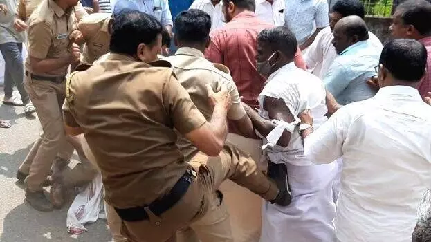 കെ-റെയിൽ: ബൂട്ടിട്ട് ചവിട്ടിയ പൊലീസുകാരന് സ്ഥലംമാറ്റം കെ-റെയിൽ: ബൂട്ടിട്ട് ചവിട്ടിയ പൊലീസുകാരന് സ്ഥലംമാറ്റം