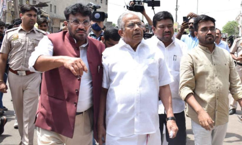 ജഹാംഗീർപുരിയിലേക്ക് പ്രതിപക്ഷ പ്രവാഹം:ഇരകളെ കാണാൻ അനുവദിക്കാതെ ഡൽഹി പൊലീസ് ജഹാംഗീർപുരിയിലേക്ക് പ്രതിപക്ഷ പ്രവാഹം:ഇരകളെ കാണാൻ അനുവദിക്കാതെ ഡൽഹി പൊലീസ്