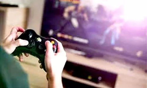 ബോ​ധ​വ​ത്​​ക​ര​ണ​വു​മാ​യി പൊ​ലീ​സ്