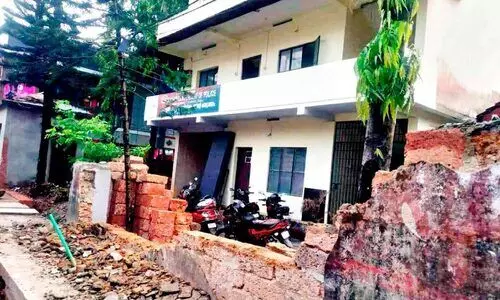 ആഴ്ചകൾക്കു മുമ്പ് പുനരുദ്ധരിച്ച താമരശ്ശേരി പൊലീസ് സ്റ്റേഷൻ സുരക്ഷാഭിത്തി പൊളിച്ചുമാറ്റി