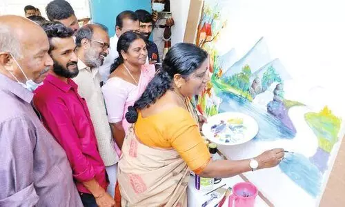 മന്ത്രിയെത്തി, ഒരുമയുടെ കാന്‍വാസിൽ ചിത്രമെഴുതാന്‍...