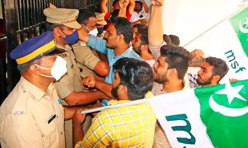 ചോദ്യപേപ്പർ ആവർത്തനം: എം.എസ്.എഫ് പ്രതിഷേധിച്ചു