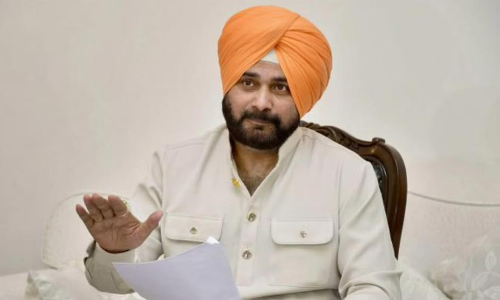 ഭഗവന്ത് മാനിനെ റബർ പാവയെന്ന് കളിയാക്കി സിദ്ദു, തൊട്ടുപിന്നാലെ മുഖ്യമന്ത്രിയുടെ സത്യസന്ധതക്ക് പ്രശംസയും