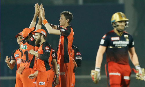 തകർന്നടിഞ്ഞ് ബാംഗ്ലൂർ; ഹൈദരാബാദിന് ഒമ്പത് വിക്കറ്റ് ജയം