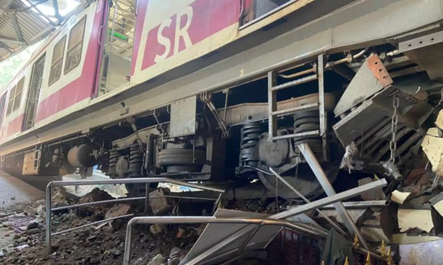 ചെന്നൈയിൽ ട്രെയിൻ പ്ലാറ്റ്​ഫോമിലേക്ക്​ ഇടിച്ചുകയറി; എൻജിൻ ഡ്രൈവർക്ക്​ പരിക്ക്​