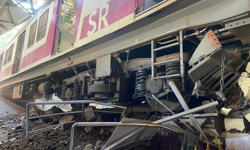 ചെന്നൈയിൽ ട്രെയിൻ പ്ലാറ്റ്ഫോമിലേക്ക് ഇടിച്ചുകയറി; എൻജിൻ ഡ്രൈവർക്ക് പരിക്ക് ചെന്നൈയിൽ ട്രെയിൻ പ്ലാറ്റ്ഫോമിലേക്ക് ഇടിച്ചുകയറി; എൻജിൻ ഡ്രൈവർക്ക് പരിക്ക്