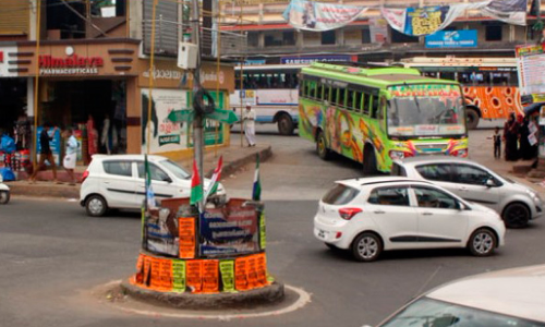 നാദാപുരത്ത് തിരക്ക് കൂടുന്നു; വാഹനങ്ങൾക്ക് ഇന്നുമുതൽ കർശന നിയന്ത്രണം നാദാപുരത്ത് തിരക്ക് കൂടുന്നു; വാഹനങ്ങൾക്ക് ഇന്നുമുതൽ കർശന നിയന്ത്രണം