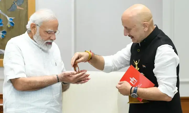 നടൻ അനുപം ഖേർ മോദിയെ കണ്ടു, അമ്മ നൽകിയ രുദ്രാക്ഷമാല സമ്മാനിച്ചു