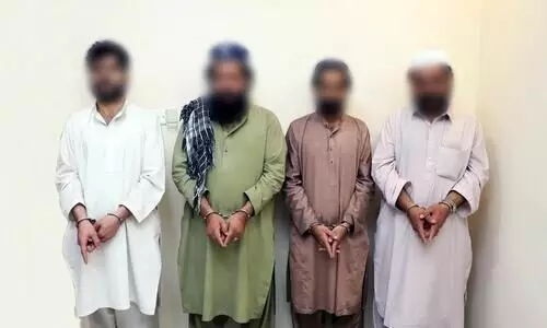 23,000 ദീ​നാ​റി​ന്‍റെ സ്വ​ർ​ണാ​ഭ​ര​ണം ക​വ​ർ​ന്ന സം​ഘം പി​ടി​യി​ൽ