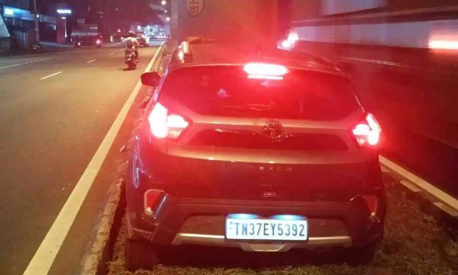 നിയന്ത്രണം വിട്ട കാർ മെട്രോ പില്ലറിൽ ഇടിച്ചുനിന്നു