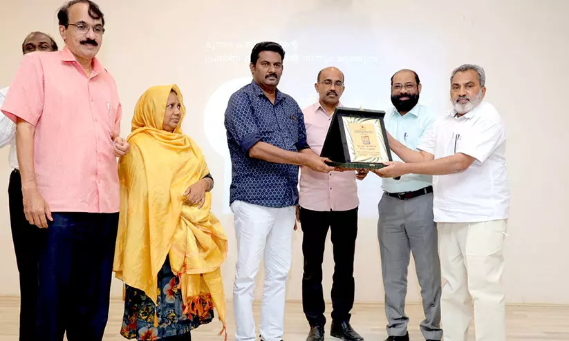 ഇ.​എം. ക​ബീ​റി​നെ ന​വ​യു​ഗം ആ​ദ​രി​ച്ചു