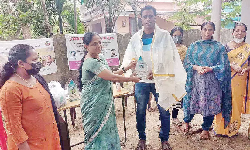 പൊള്ളലേറ്റ കുട്ടിയുടെ ജീവൻ രക്ഷിച്ച പൊലീസുകാരനെ അനുമോദിച്ചു പൊള്ളലേറ്റ കുട്ടിയുടെ ജീവൻ രക്ഷിച്ച പൊലീസുകാരനെ അനുമോദിച്ചു