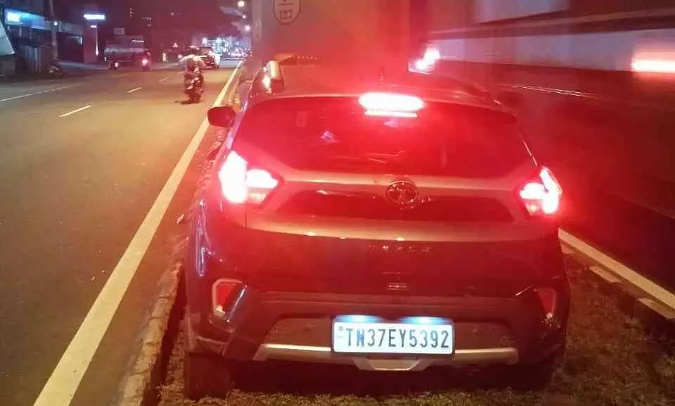 നിയന്ത്രണം വിട്ട കാർ മെട്രോ പില്ലറിൽ ഇടിച്ചുനിന്നു