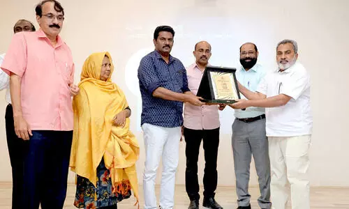 ഇ.​എം. ക​ബീ​റി​നെ ന​വ​യു​ഗം ആ​ദ​രി​ച്ചു