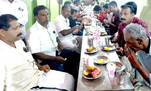 മസ്ജിദില്‍ ഇഫ്താര്‍ വിരുന്നൊരുക്കി ക്ഷേത്ര ഭാരവാഹികള്‍